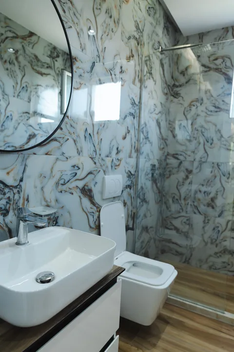 Marble-effect bathroom with a vanity unit, basin and wall-hung toilet